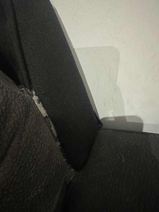 Sofá com chaise longue e 2 puffs