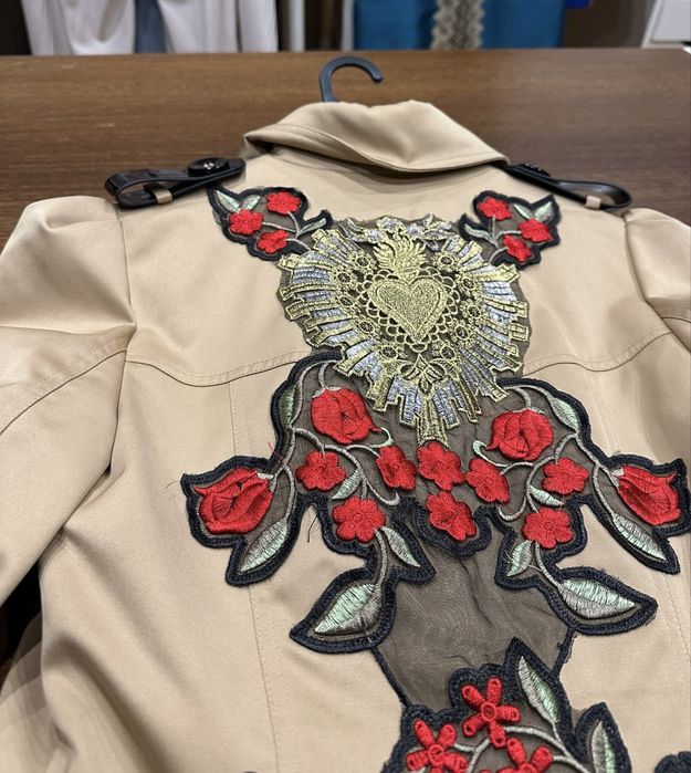 gabardina bege com bordado Sahoco