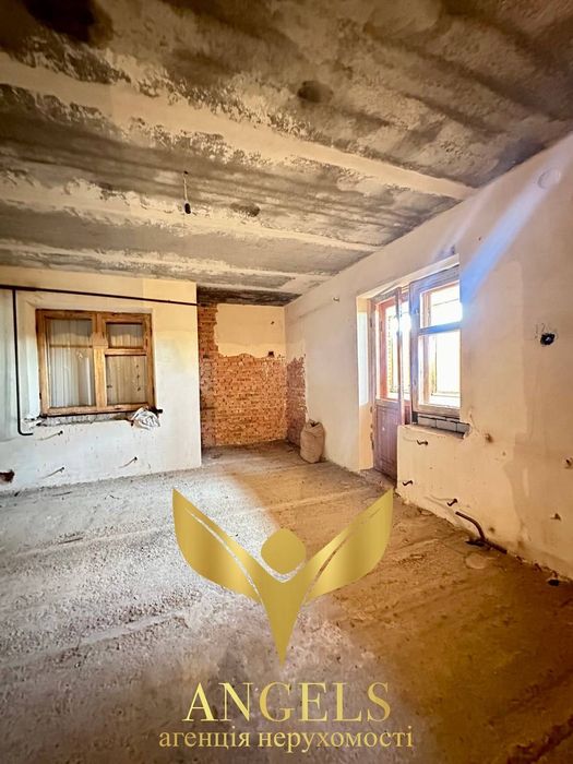 Продаж двоповерхового будинку із трьома гаражами та -1 поверхом