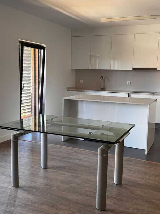 Mesa de jantar extensível em vidro temperado e metal