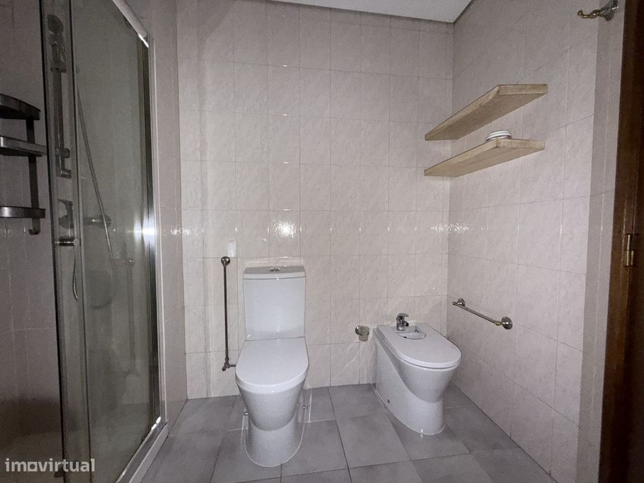 Apartamento T2 com garagem, S. Bernardo