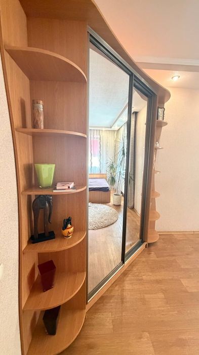 Продам угловой шкаф-купе Продается вместительный угловой шкаф-купе в отличном состоянии.
