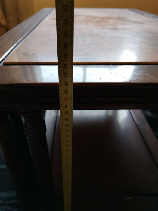 Mesa de centro classica com tampo em pedra