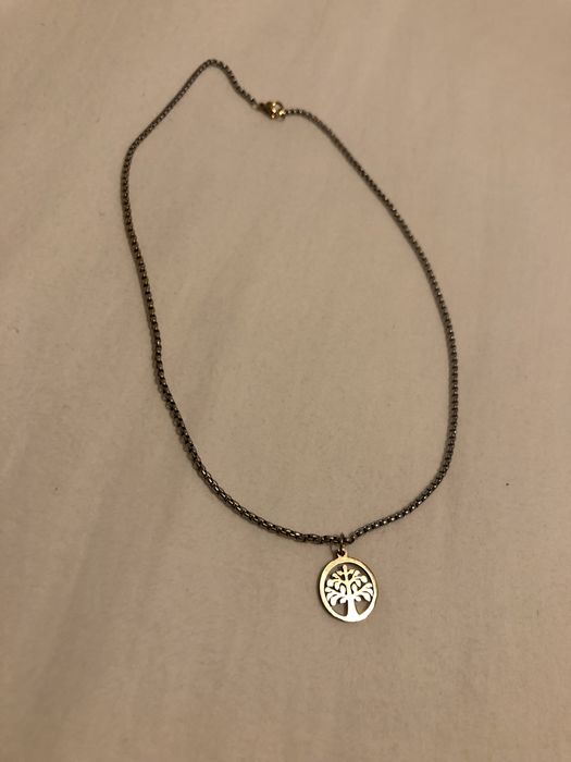Colar com pendente de árvore dourado