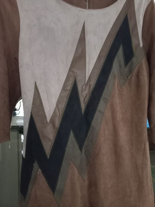 Vestido super elegante, de "pele pêssego " com fechos  atrás. (M)
