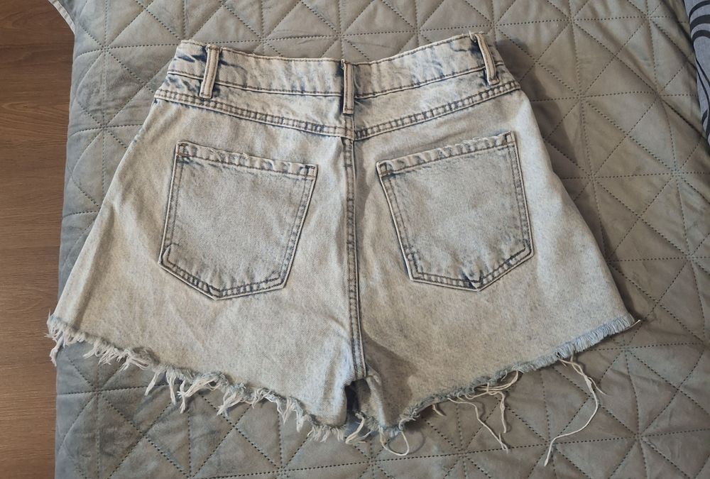 Продам женские шорты  Cropp