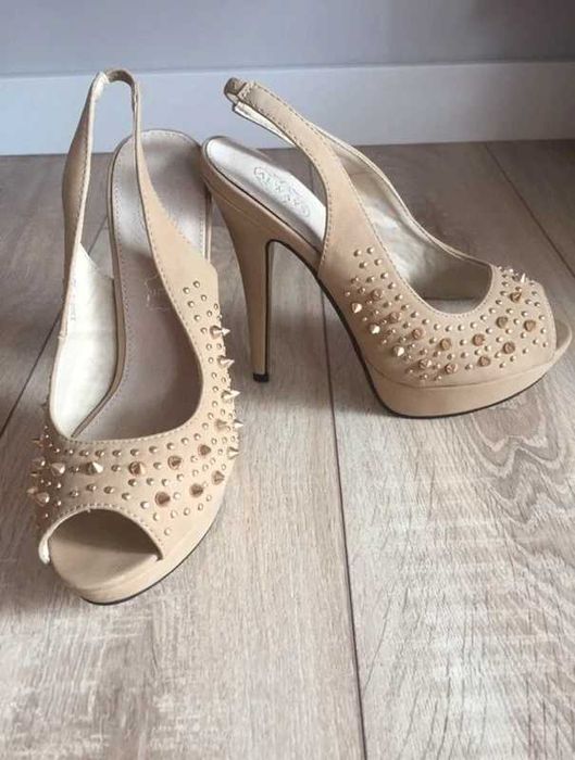 Beżowe szpilki z ćwiekami
39