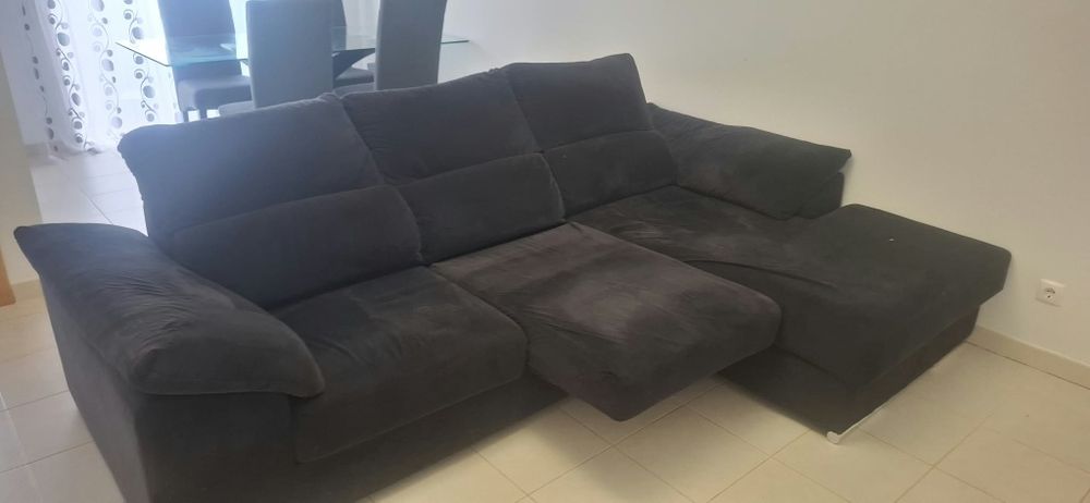Sofá com chaise longue e assentos deslizantes — tecido escuro