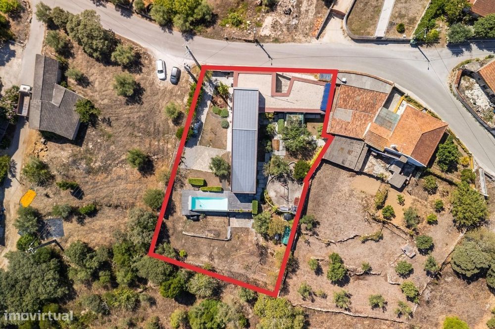Moradia a 6 minutos de Fátima | 4 quartos | Grande atelier | Piscina |