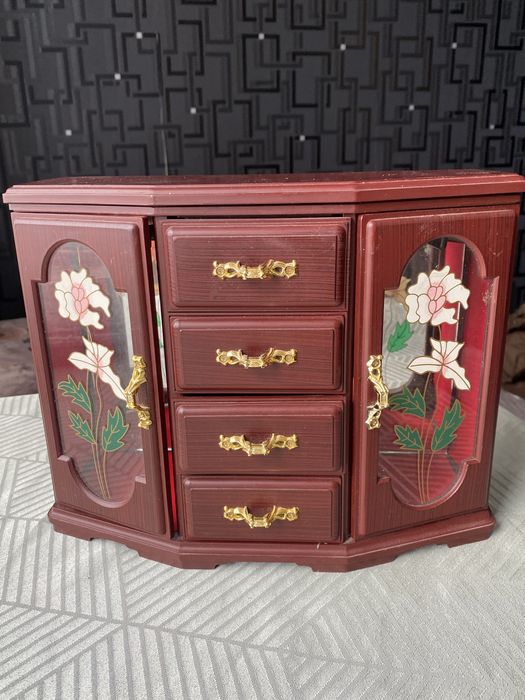 Музыкальная шкатулка.Комод. Витраж. . Ретро. Винтаж. Балерина.