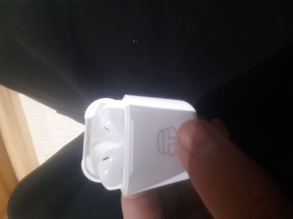 Airpods brancos.