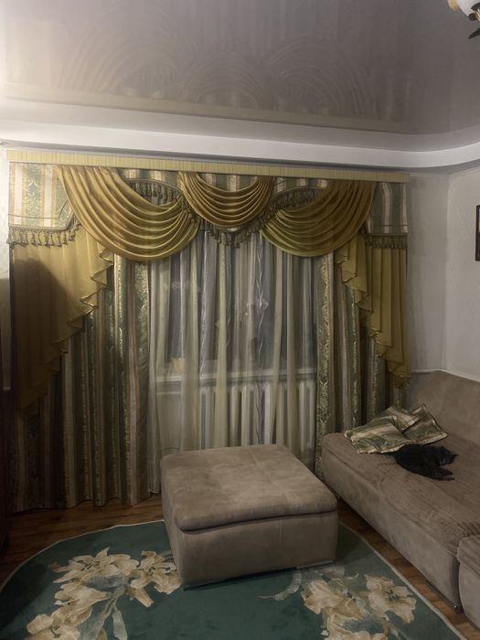 Штори на два вікна . Шість декоративних наволочок.