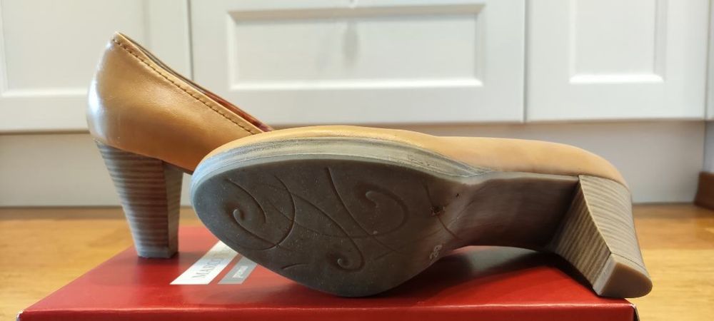 Buty skórzane na obcasie.