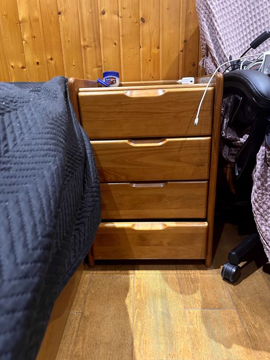 Cama de madeira maciça (90 x 200) e mesinha de cabeceira (65 x 44) com colchão incluido