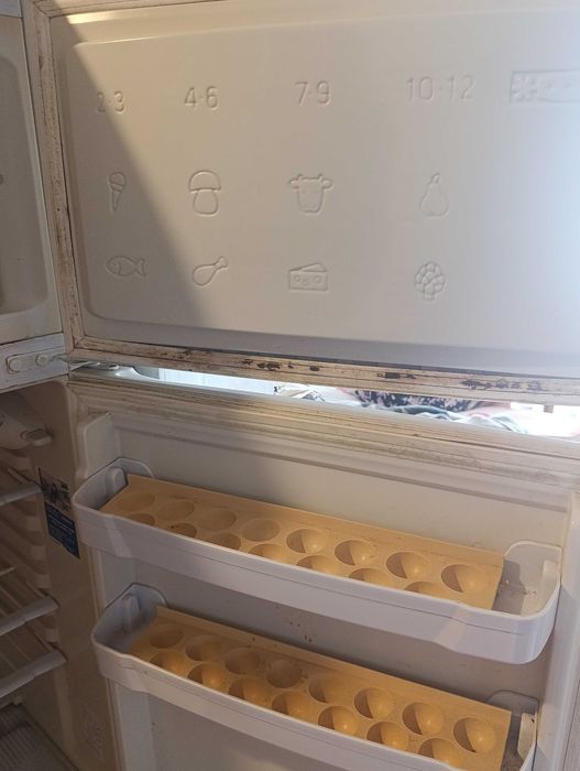 Продам холодильник Indesit в хорошому стані