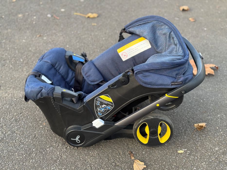 Carrinho e cadeirinha de carro