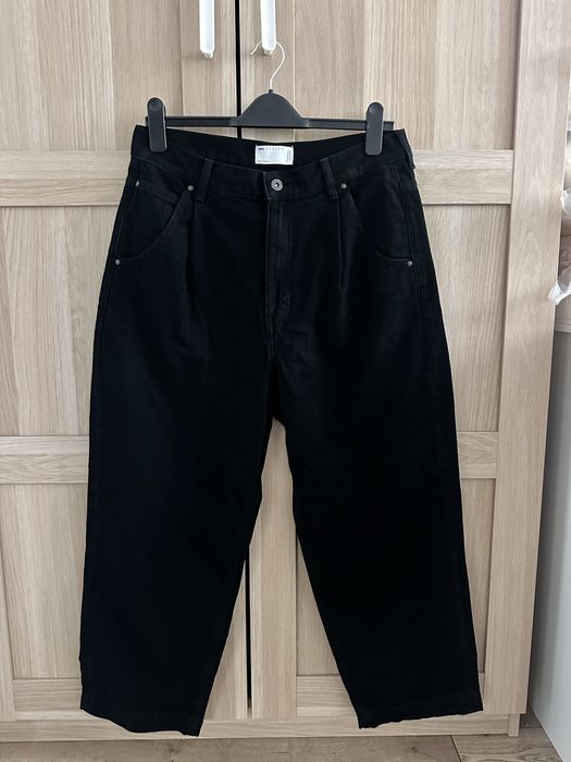 Czarne luźne jeansy