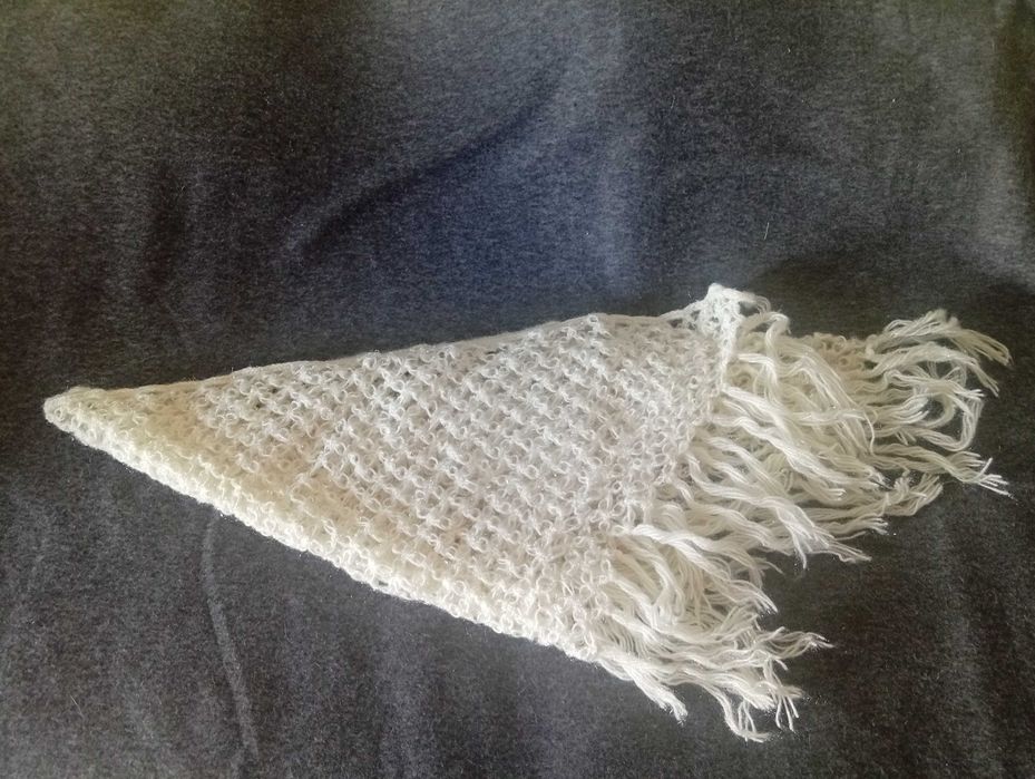 Lindo xaile em lã fina, branco pérola