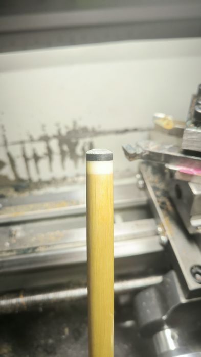 Приклейка, встановлення наклейки на більярдний кий