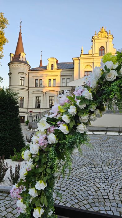 Łuk z kwiatami ślubny
