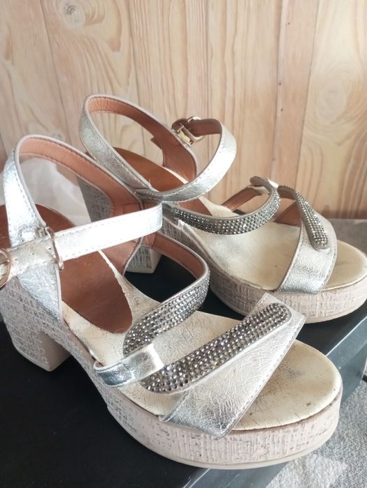 Продам босоніжки.