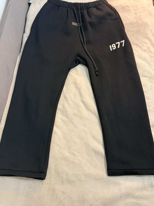 1977 IRON Sweatpants czarne dresy męskie Essentials