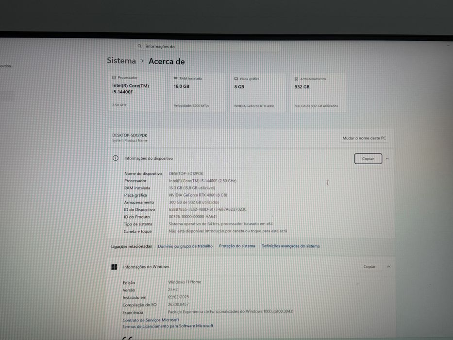 Computador gamer bem caracterizado.