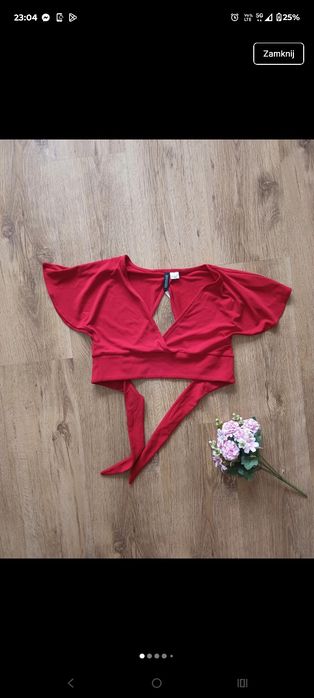 Czerwony crop top z wiązaniem ma plecach