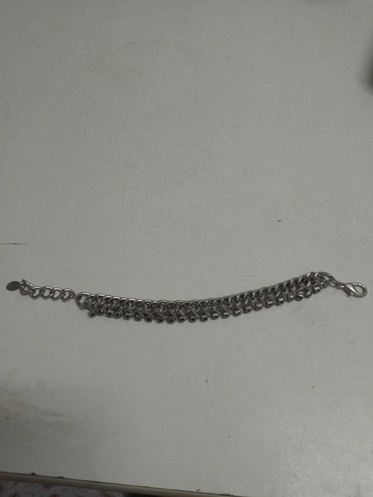 Pulseira prateada de mulher