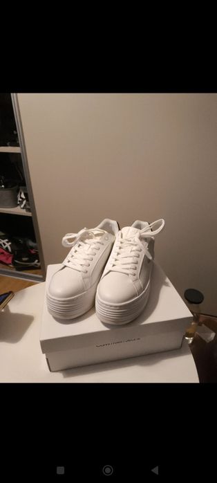 Białe sneakersy CK w kolorze 38