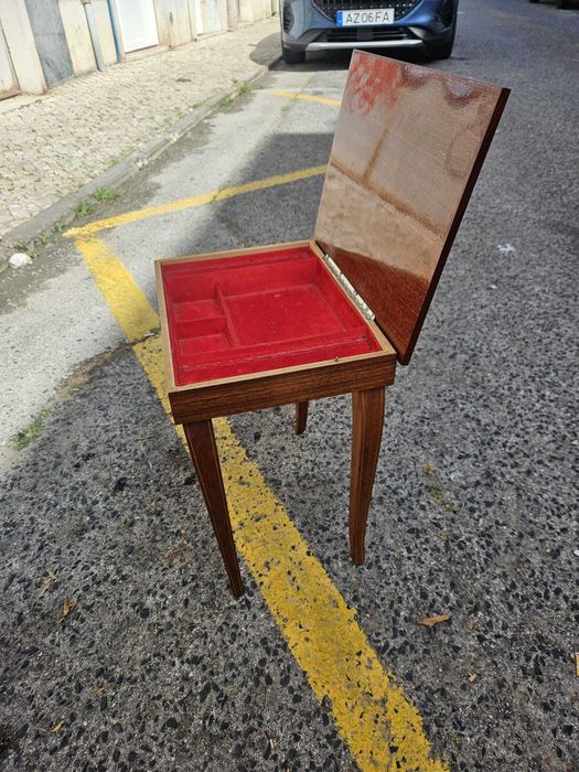 Mesa de Costura Antiga com Caixa de Música