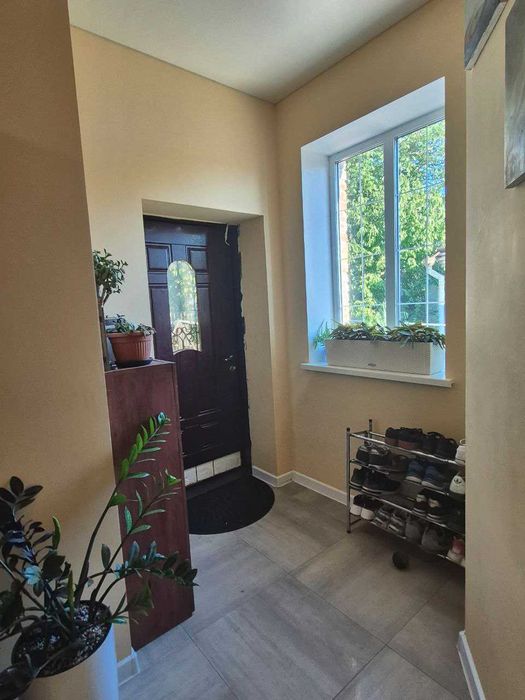 будинок для комфортного життя : паркомісце, краєвид, затишок