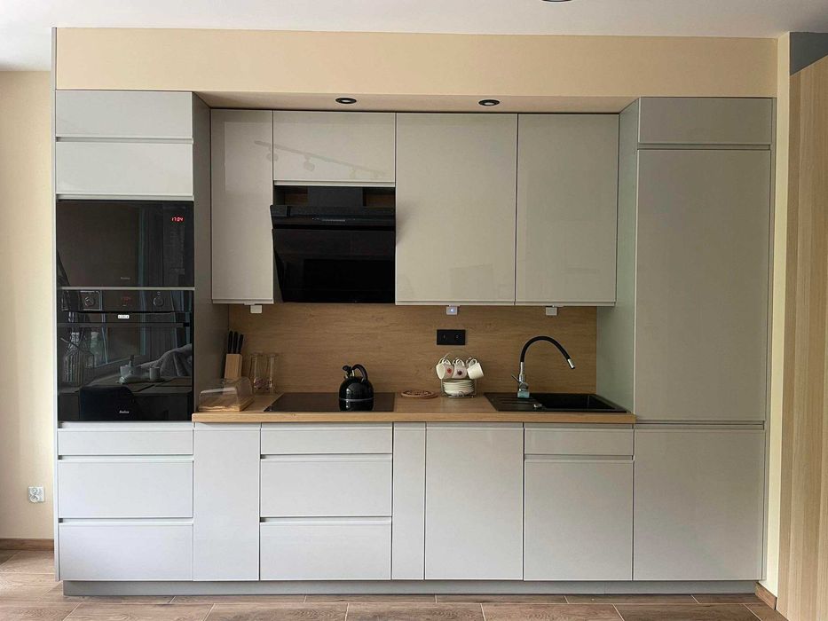 Nowoczesna kawalerka- Sowińskiego Apartments  z dużym balkonem (10 m²) i  miejscem postojowym.
