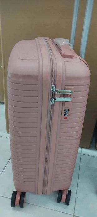 Mala de viagem, de  cor Rosa Gold  Mate, lindíssima. Nova!