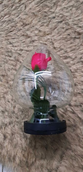 Kwiat w szkle z PRL-U