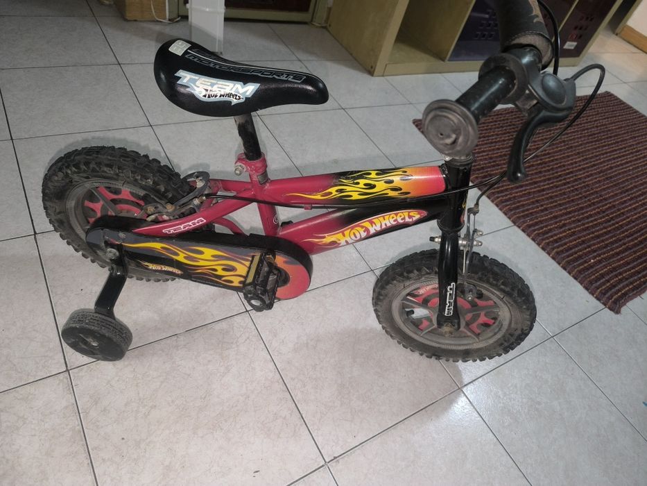 Bicicleta infantil Hot Wheels 12" com rodinhas
