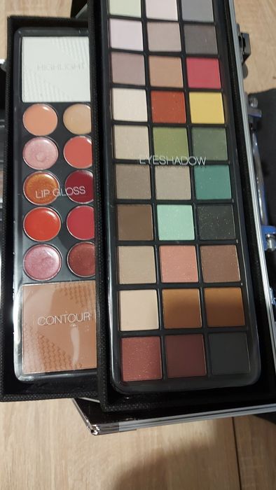 Duży zestaw do makijażu – palety cieni + walizka kosmetyczna