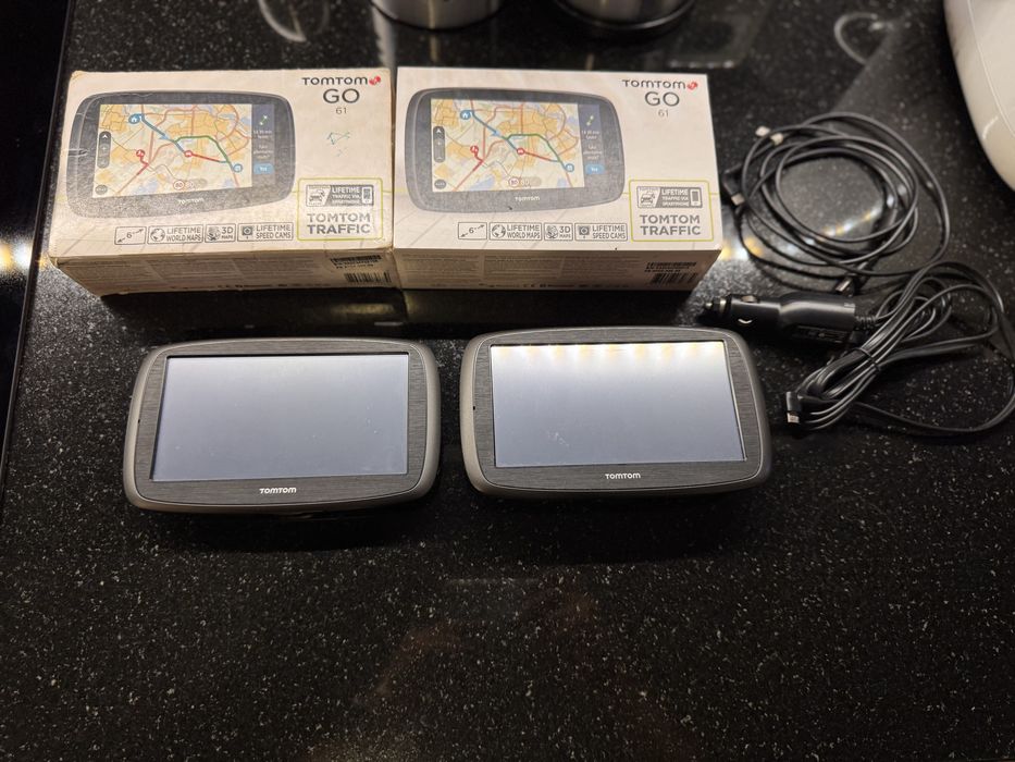 GPS TomTom GO 61 (2 unidades) com Caixa e Acessórios