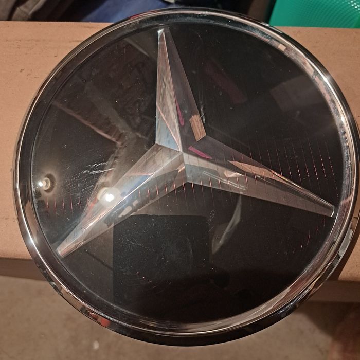 Gwiazda emblemat w grilla Mercedes