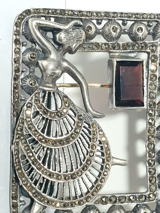 Maravilhosa grande antiga pregadeira Arte Deco em prata contrastada