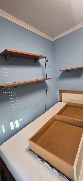 Cama de solteiro corpo e meio