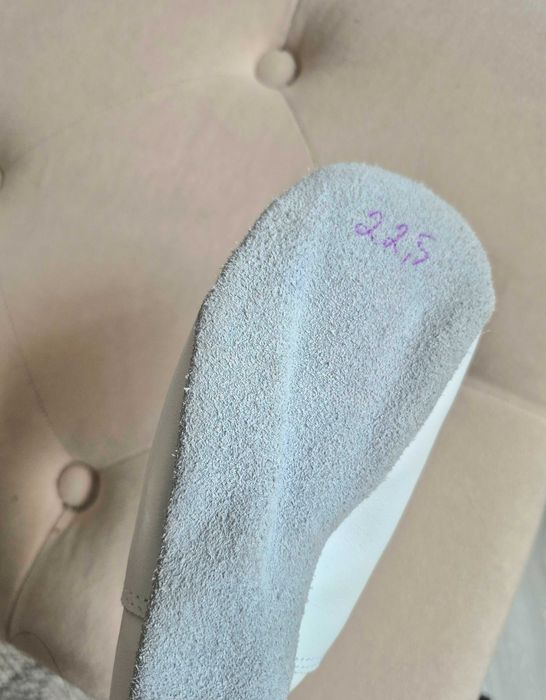 Чешки білі довжина 22,5 см, шкіра