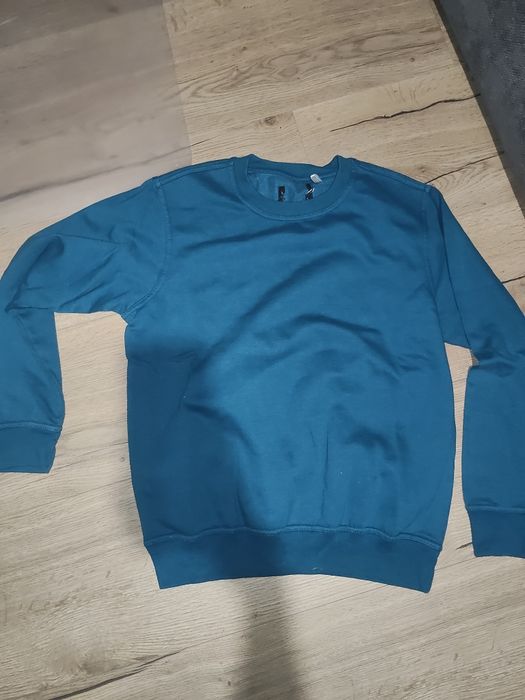 Niebieska bluza bez kaptura
