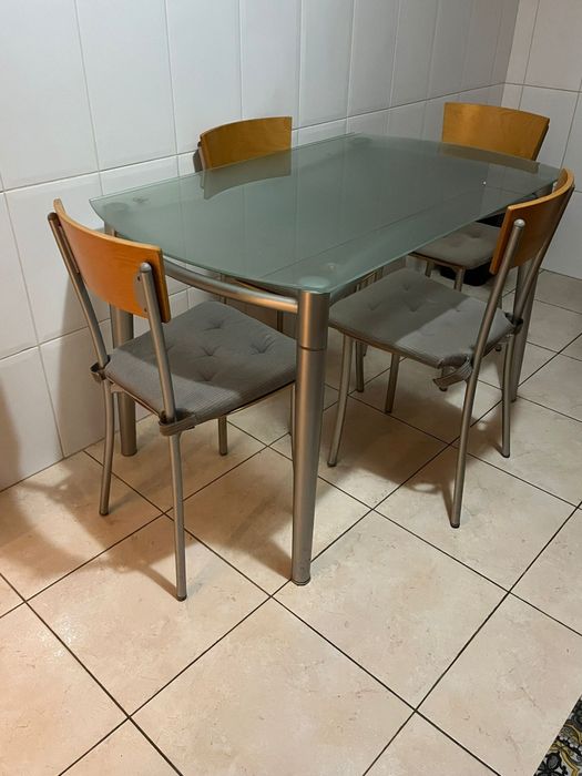 Mesa de cozinha em vidro fosco