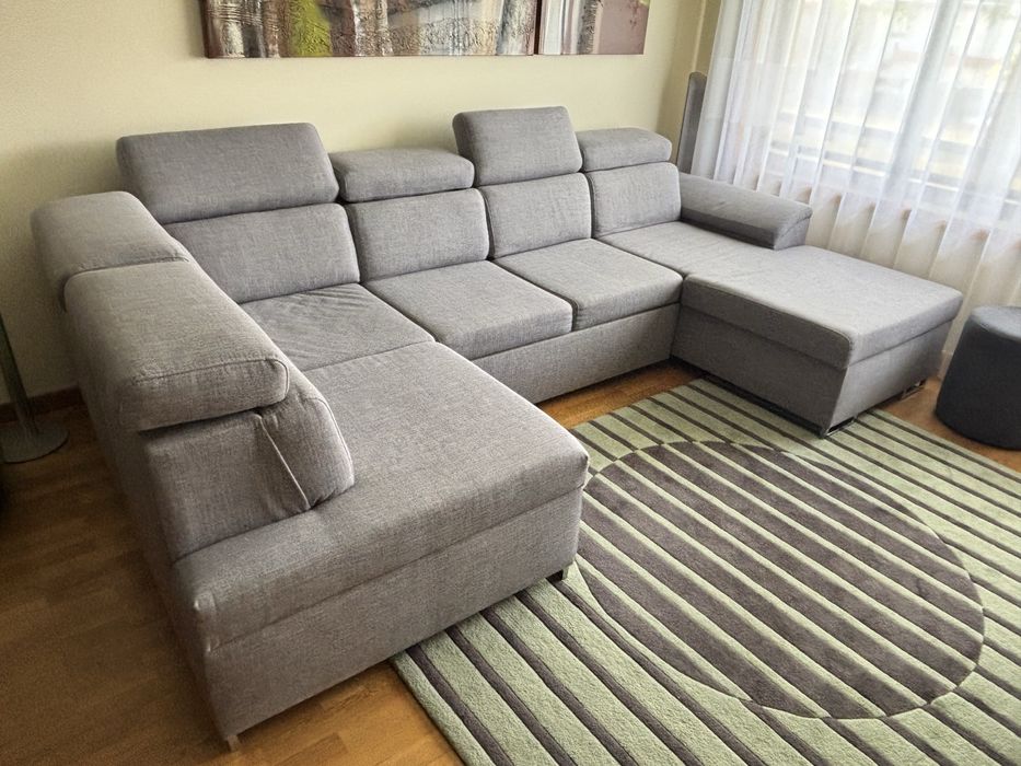 Sofá em tecido com chaise long