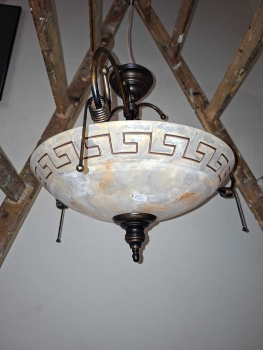 Klasyczny żyrandol mosiężny