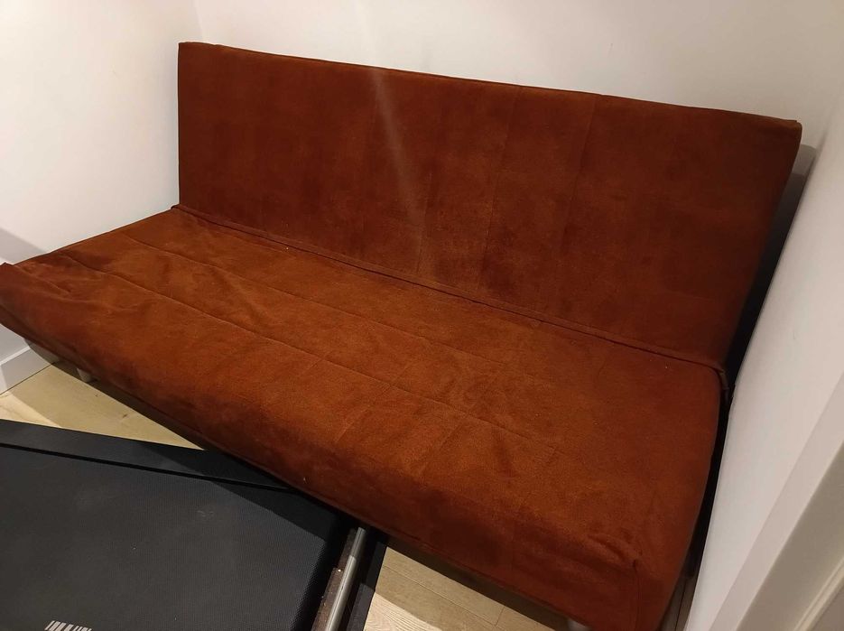 Składane łóżko Ikea bedinge z rdzawym pokrowcem.