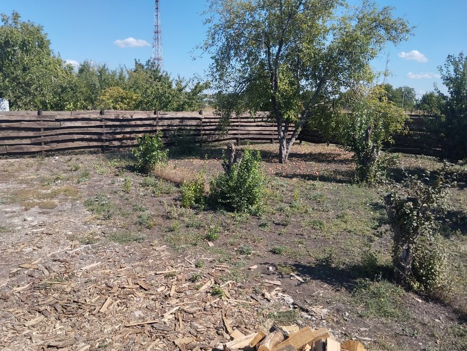 Гарна та велика земельна ділянка з забудовою