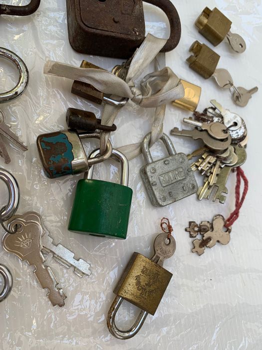 Lote com cadeados antigos e recentes