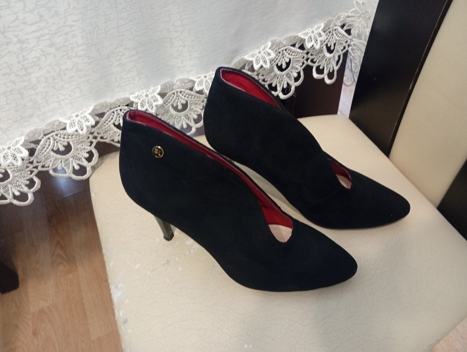 Buty zamszowe na obcasie 38
